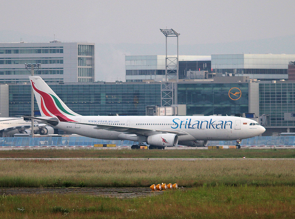 SriLankan Airlines A 330-243 4R-ALC am frhen Morgen des 12.06.2013 auf dem Flughafen frankfurt