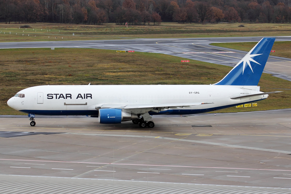 Star Air Boeing 767-219ER(BDSF) OY-SRG rollt zum Start in Köln 13.12.2020