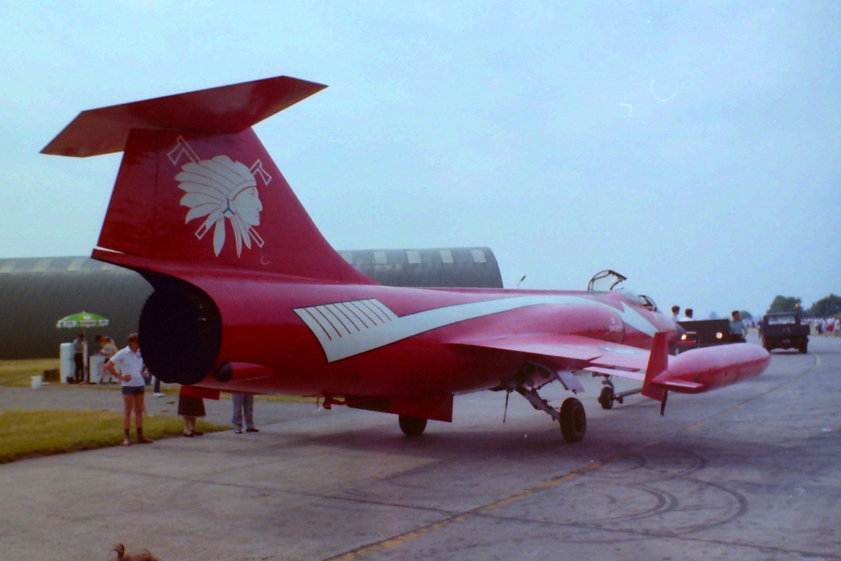 Starfighter CF-104, #104805, in der  Arrow  bzw.  Toothbrush  Bemalung anlässlich des  30jährigen Jubiläums der Canadian Air Force Base Baden-Söllingen. Die Maschine gehörte zur 421 (Red Indian) Squadron, 1 CAG, CFB Söllingen/Baden. Aufnahme aus dem Juni 1983.
