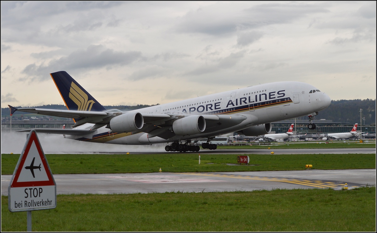 Start des A380 (9V-SKL) der Singapore Airlines in Kloten. April 2016.