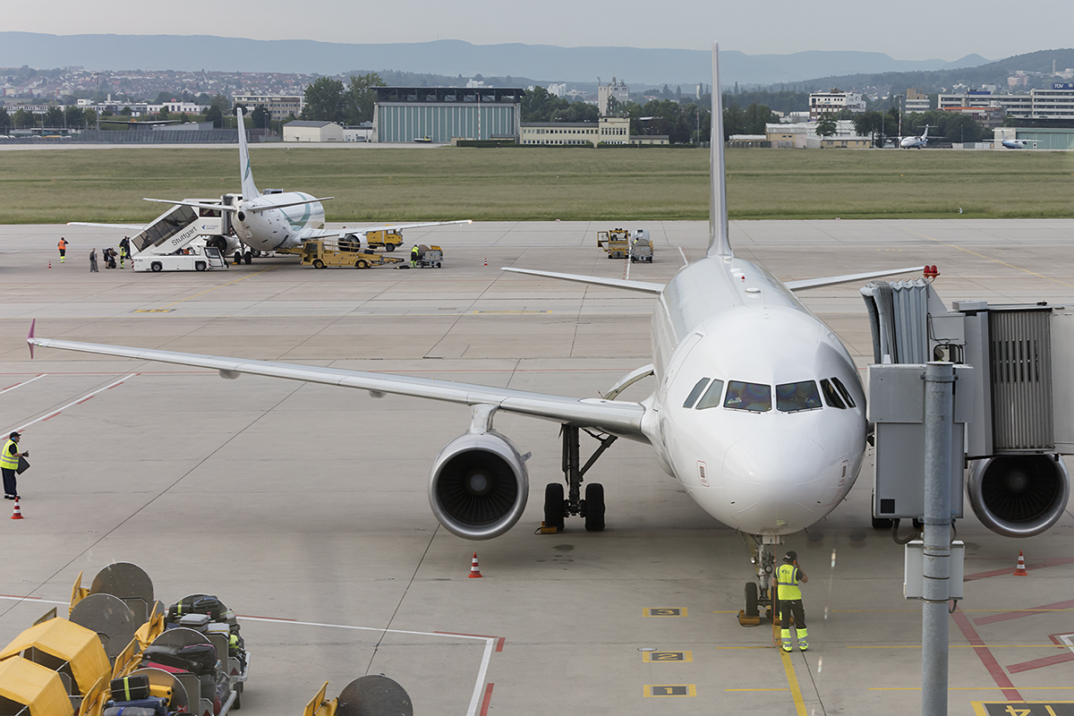 Sundair, D-ASEF, Airbus, A320-214, 27.05.2018, STR, Stuttgart, Germany


