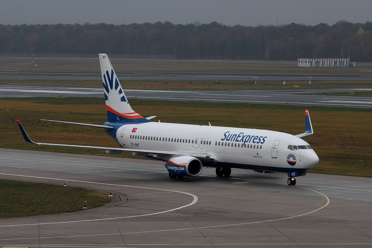 SunExpress B 737-8HC TC-SNT bei der Ankunft in Berlin-Tegel am 24.11.2013