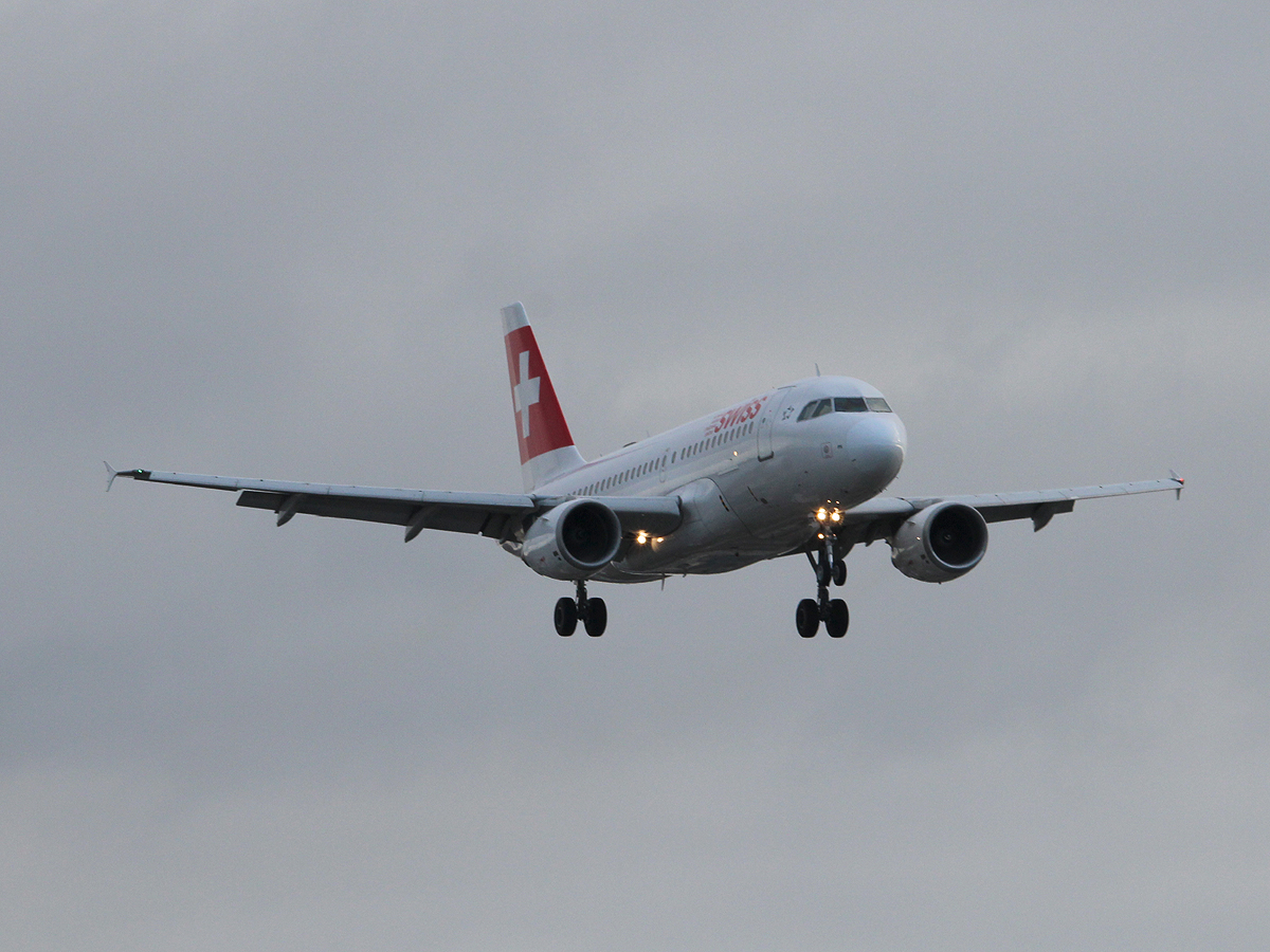 Swiss A 319-112 HB-IPX bei der Landung in Berlin-Tegel am 09.11.2013