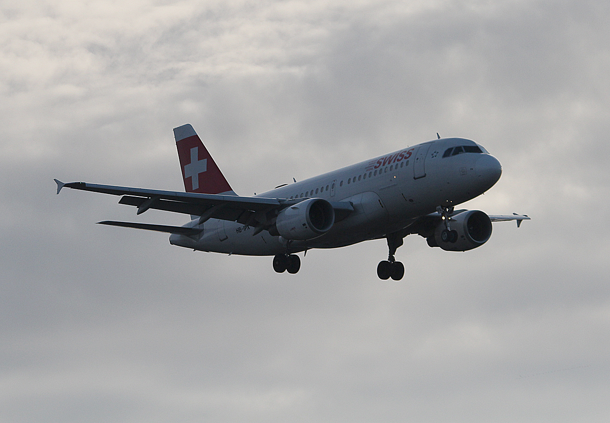 Swiss A 319-112 HB-IPX bei der Landung in Berlin-Tegel am 11.01.2014