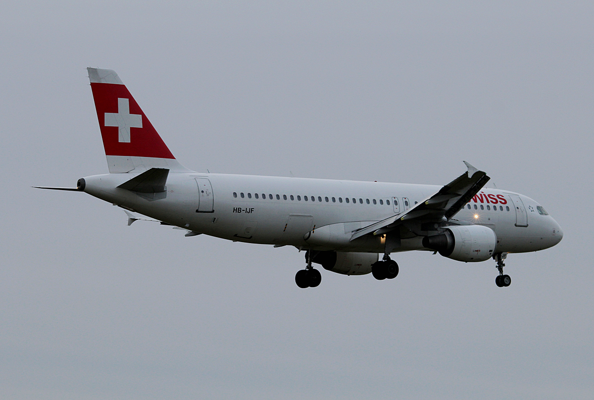 Swiss A 320-214 HB-IJF bei der Landung in Berlin-Tegel am 03.01.2015
