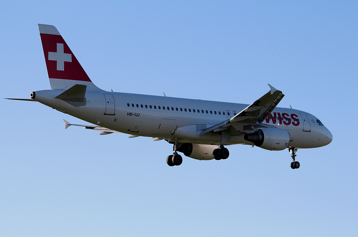 Swiss A 320-214 HB-IJJ bei der Landung in Berlin-Tegel am 19.10.2014