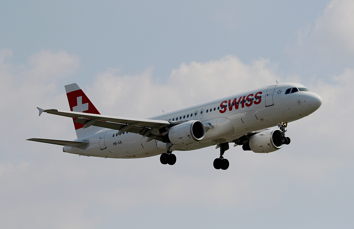 Swiss A 320-214 HB-IJL bei der Landung in Berlin-Tegel am 08.08.2014