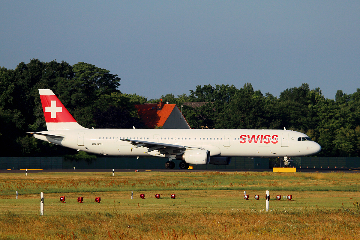 Swiss A 321-111 HB-IOH kurz vor dem Start in Berlin-Tegel am 11.07.2015