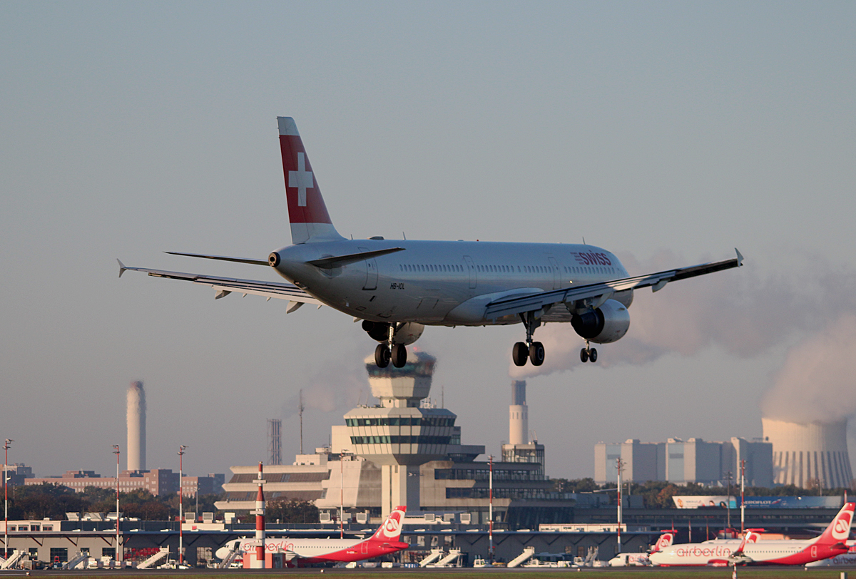 Swiss A 321-211 HB-IOL bei der Landung in Berlin-Tegel am 19.10.2014