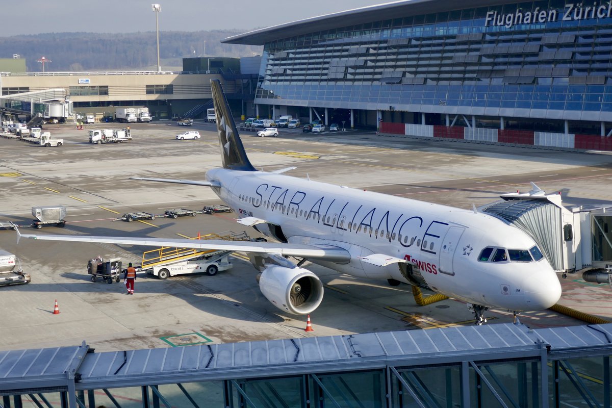 Swiss A320-214 HB-IJM mit Star Alliance Livery am 19.1.19 an seinem Gate in Zürich.