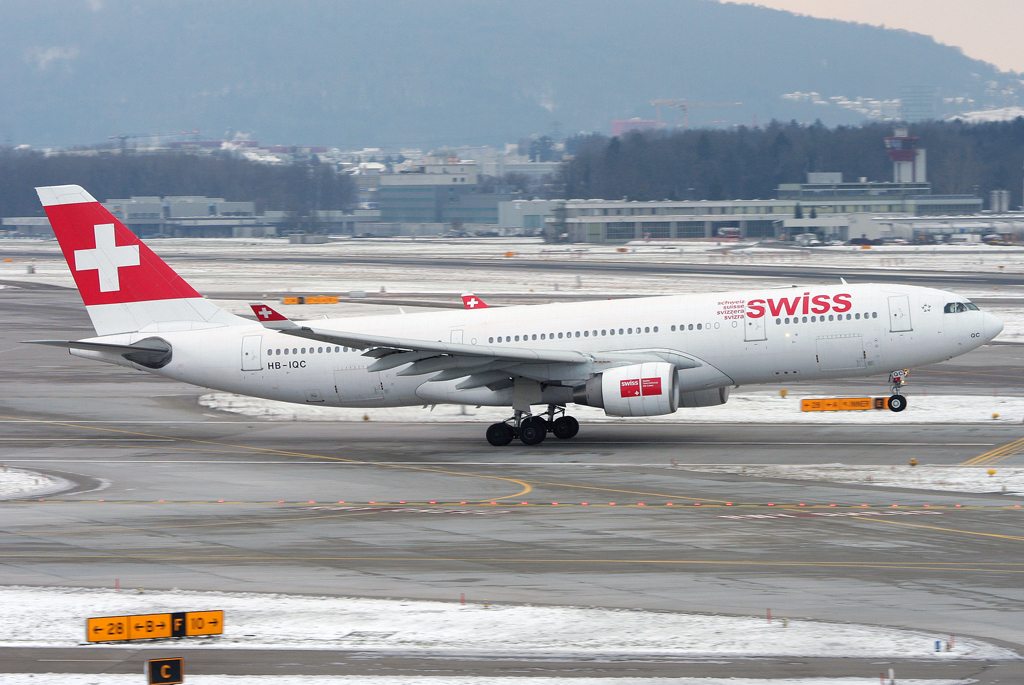 Swiss A330-200 HB-IQC beim Takeoff auf 28 in ZRH / LXZH / Zürich am 22.01.2011