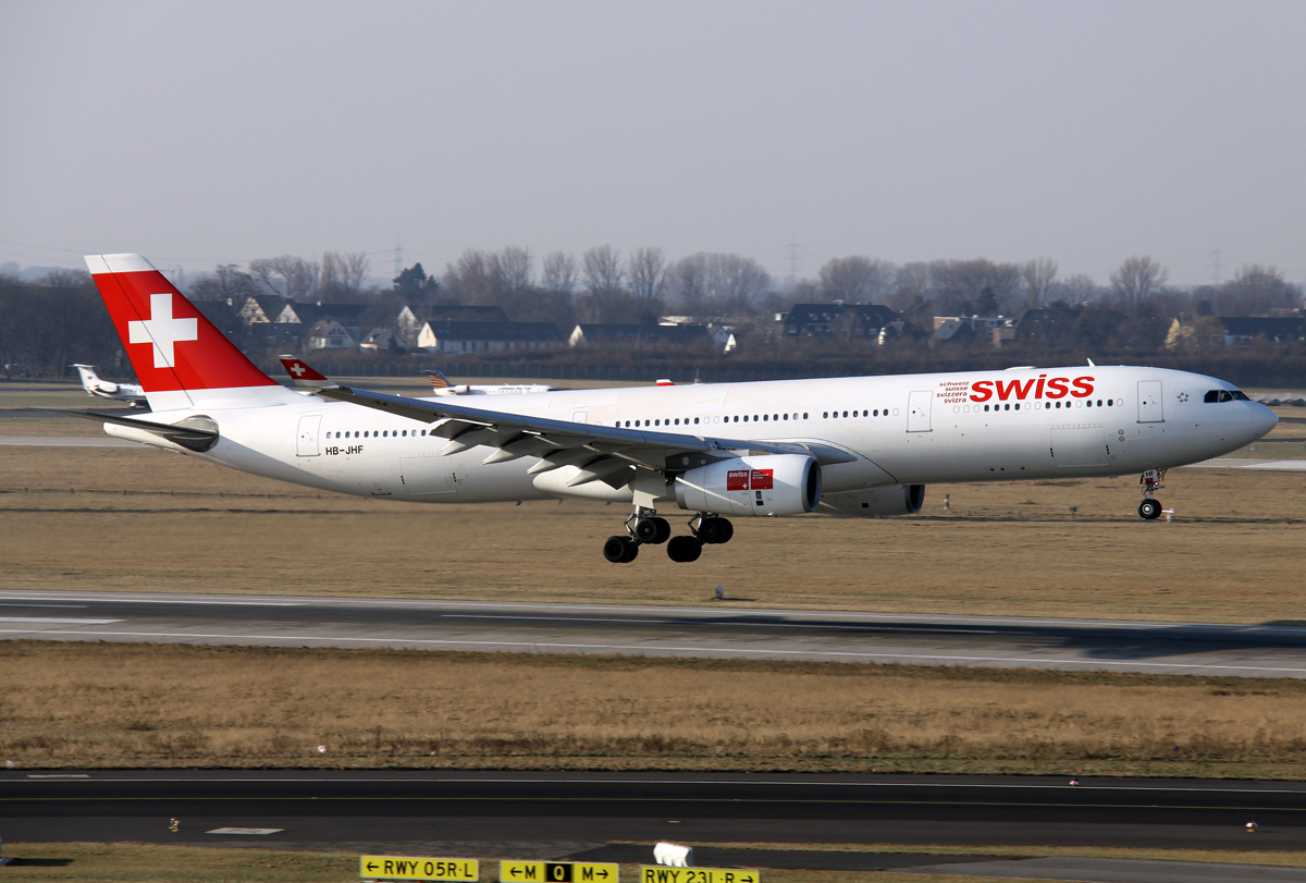 Swiss A330-300 HB-JHF bei der Landung auf 05R in DUS / EDDL / Düsseldorf am 11.02.2012