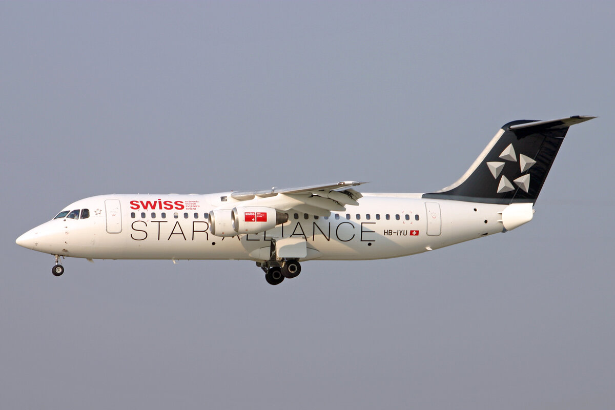 SWISS Global Air Lines, HB-IYU, BAe Avro RJ100, msn: 3379, 20.April 2006, ZRH Zürich, Switzerland.