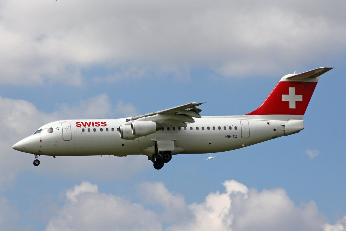 SWISS Global Air Lines, HB-IYZ, BAe Avro RJ100, 09.Juli 2016, ZRH Zürich, Switzerland.