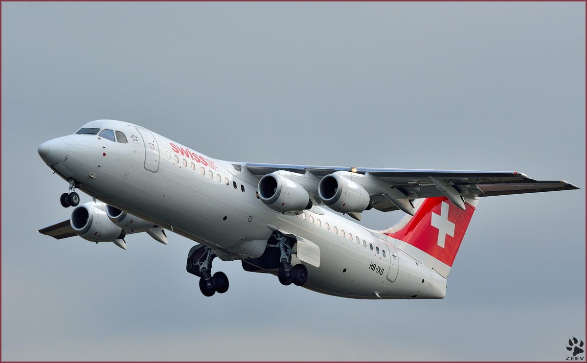 Swiss HB-IXS, Avro RJ100 bei Trainingsflug auf Maribor Flughafen MBX. /22.1.2014