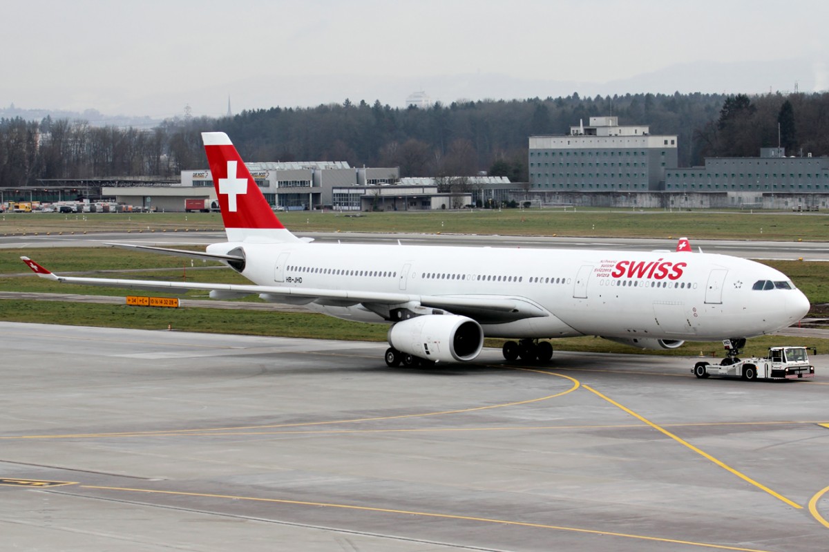 Swiss HB-JHD wird zum Gate gezogen in Zürich 23.1.2015