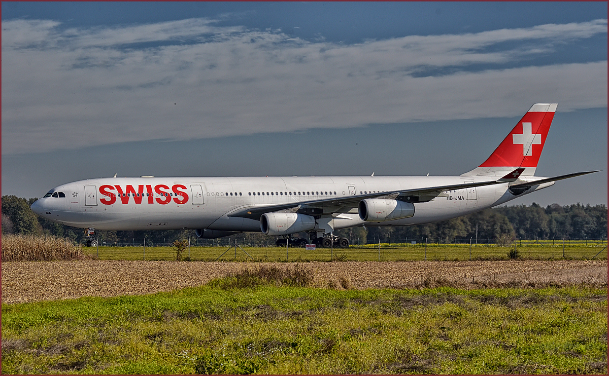 SWISS HB-JMA, Airbus A340-313 bei der Landung auf Maribor Flughafen MBX. /12.10.2017