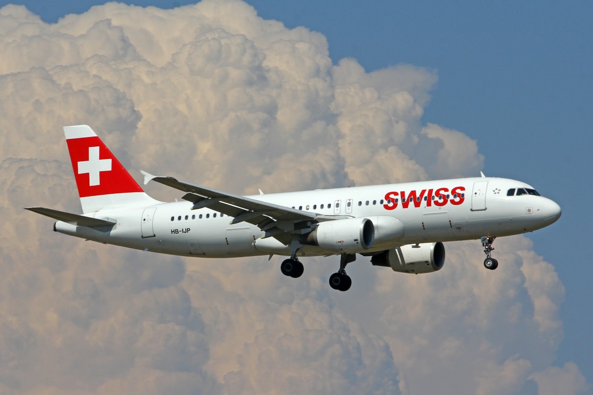 SWISS International Air Lines, HB-IJP, Airbus A320-214,  Gstaad , 7.August 2015, ZRH Zrich, Switzerland.