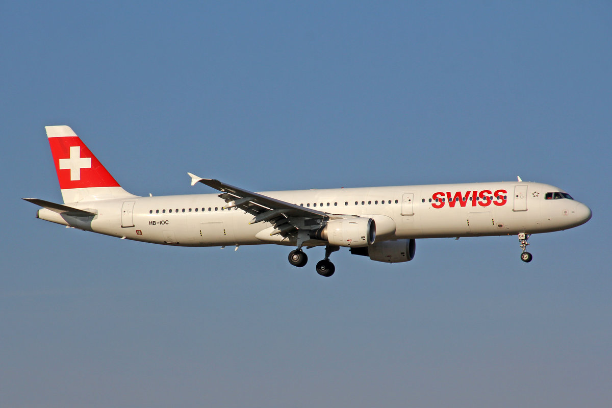 SWISS International Air Lines, HB-IOC, Airbus A321-111, msn: 520,  St Moritz , 24.März 2018, ZRH Zürich, Switzerland.