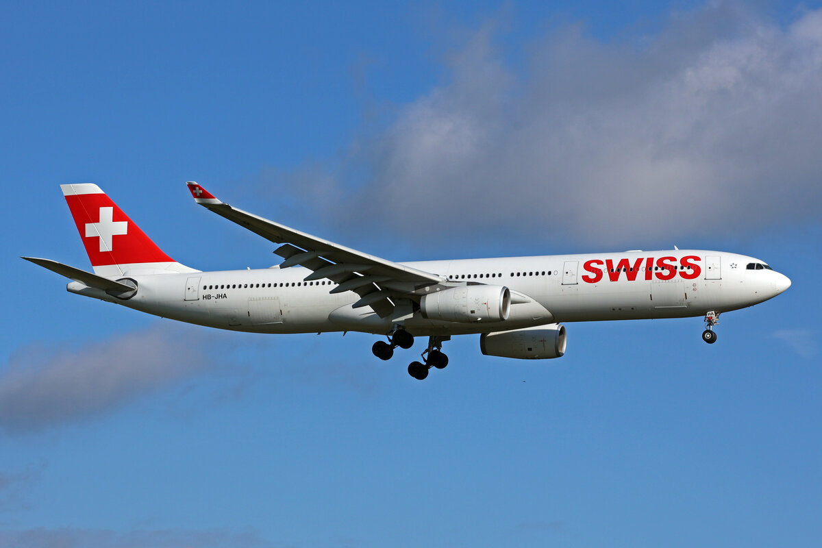 SWISS International Air Lines, HB-JHA, Airbus A330-343X, msn: 1000,  Schwyz , 25.November 2023, ZRH Zürich, Switzerland.