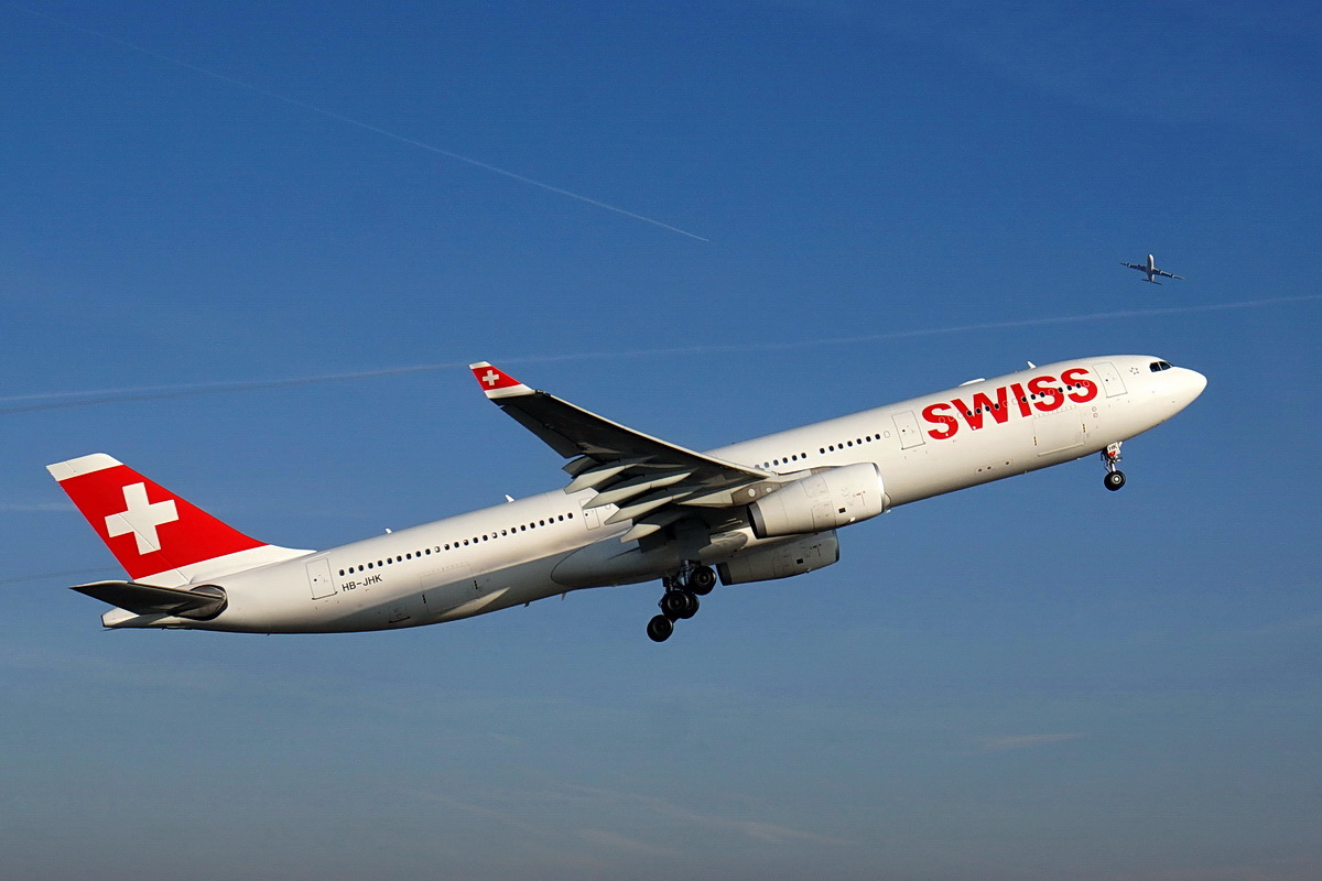 Swiss International Air Lines, HB-JHK, Airbus A330-343. Der zwei Minuten vorher gestartete A340 hat seine Runde fast beendet und ist gut über dem Cockpit des A330, mit neuer Bemalung, zu erkennen. 17.12.2013      