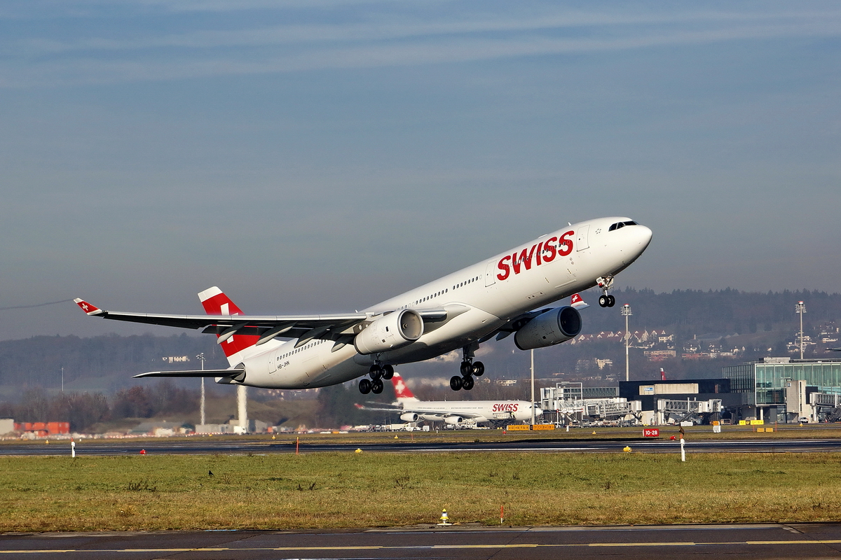 Swiss International Air Lines, HB-JHN, Airbus A330-343. Hier , beim A330, kann man gut sehen, wie die Maschine früher und steiler in die Luft geht als ein A340. 17.12.2013        
