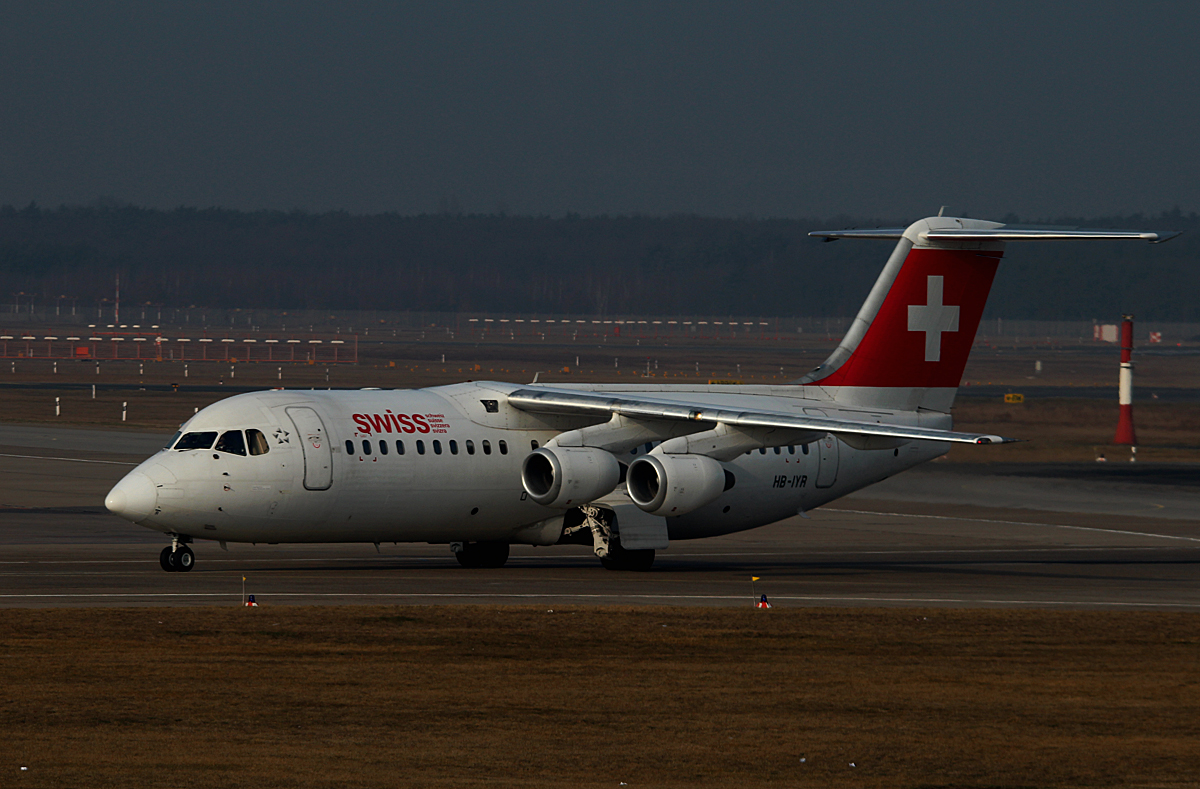 Swiss RJ100 HB-IYR bei der Ankunft in Berlin-Tegel am 10.03.2015