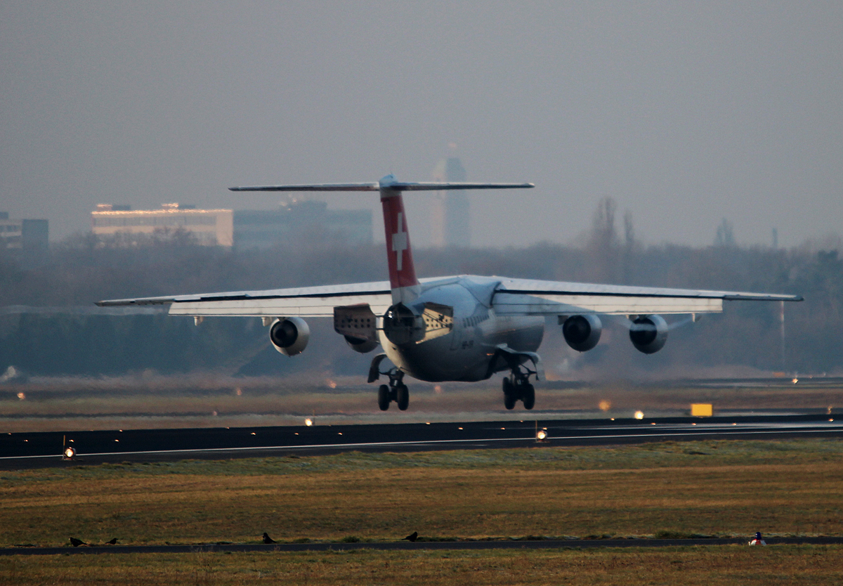 Swiss RJ100 HB-IYR bei der Landung in Berlin-Tegel am 18.01.2015