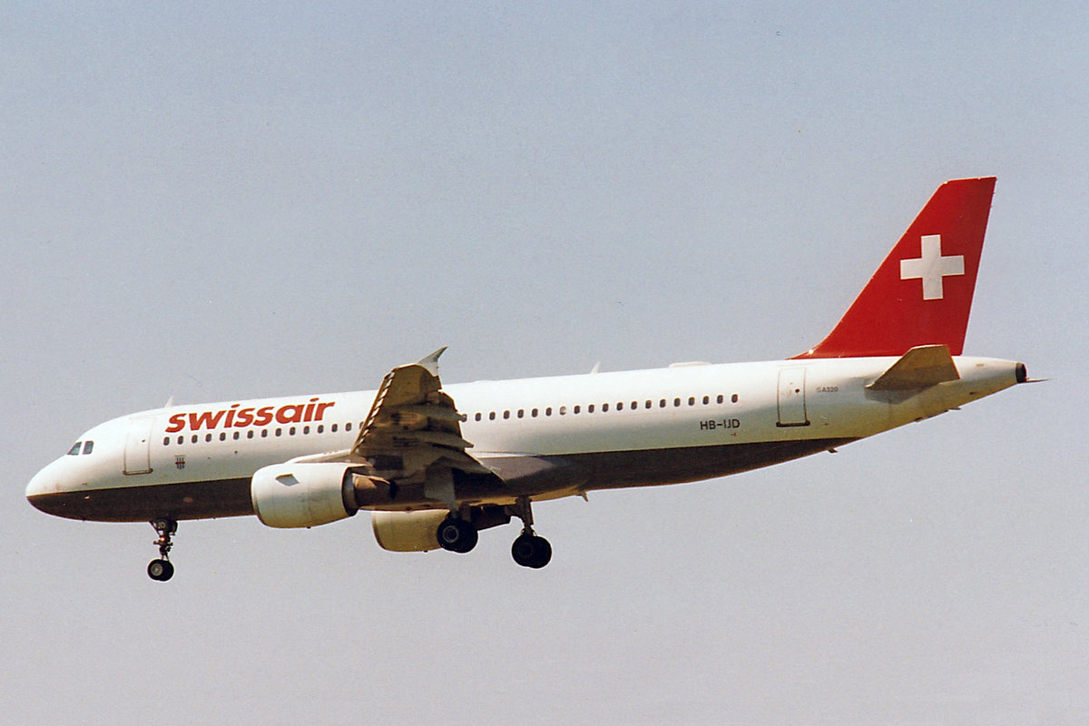 SWISSAIR, HB-IJD, Airbus A320-214, msn: 553,  Regensdorf , Juni 1996, ZRH Zürich, Switzerland. Scan aus der Mottenkiste.