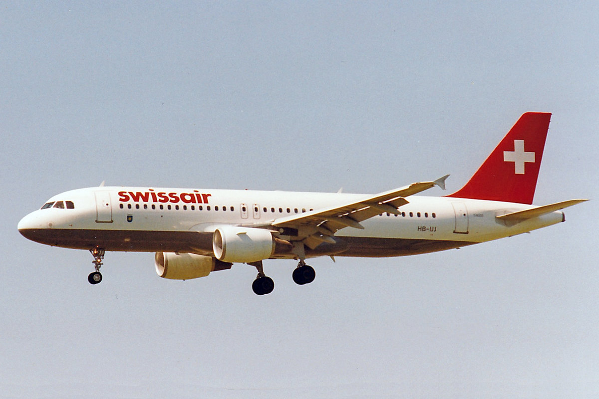 SWISSAIR, HB-IJJ, Airbus A320-214, msn: 585,  Dietlikon , Juni 1996, ZRH Zürich, Switzerland. Scan aus der Mottenkiste.