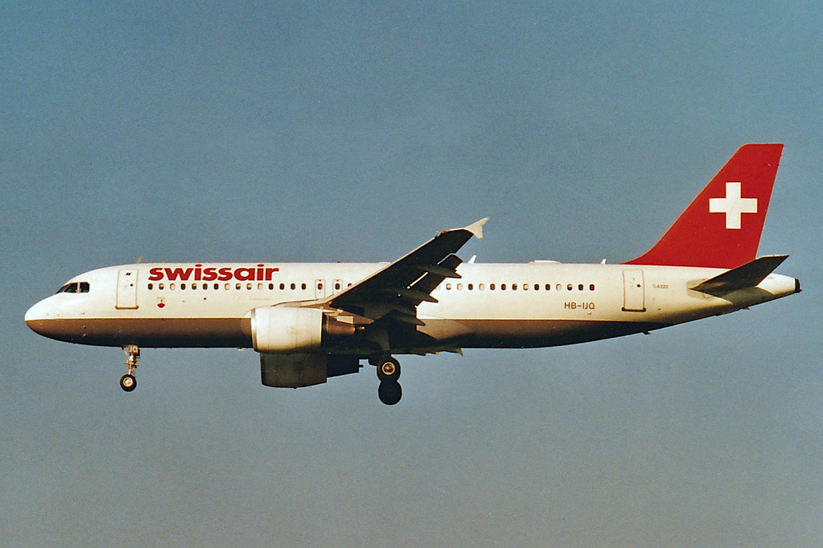 SWISSAIR, HB-IJQ, Airbus A320-214, msn: 701,  Niederhasli , April 2001, ZRH Zürich, Switzerland. Scan aus der Mottenkiste.