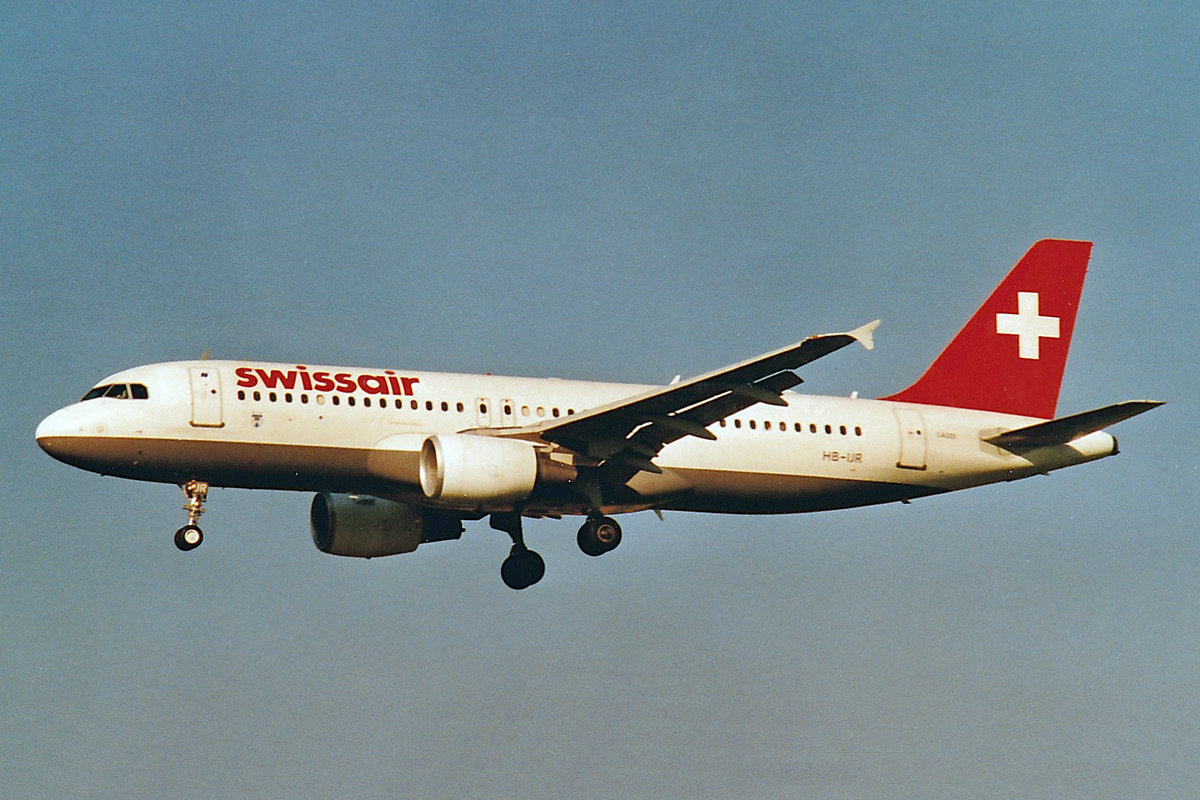 SWISSAIR, HB-IJR, Airbus A320-214, msn: 703,  Aire-la-Ville , April 2001, ZRH Zürich,Switzerland. Scan aus der Mottenkiste.