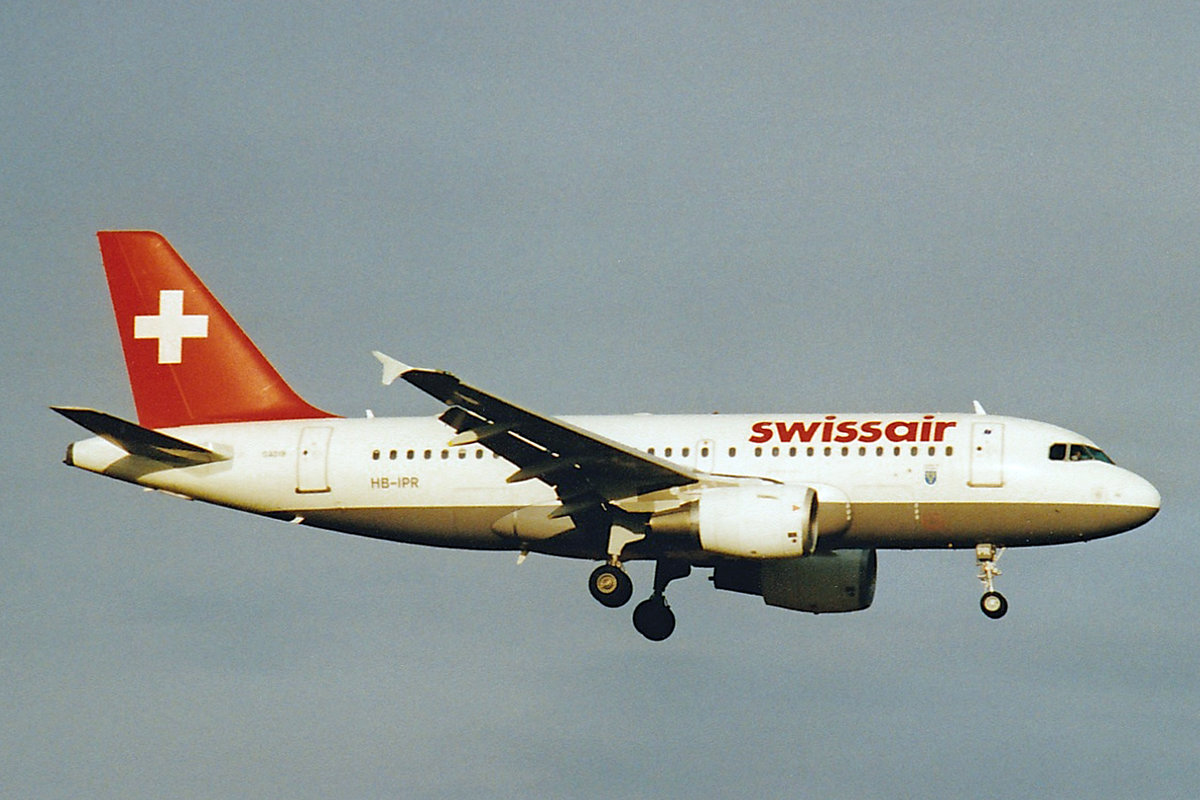 SWISSAIR, HB-IPR, Airbus A319-112, msn: 1018, Februar 2002, ZRH Zürich, Switzerland. Scan aus der Mottenkiste.