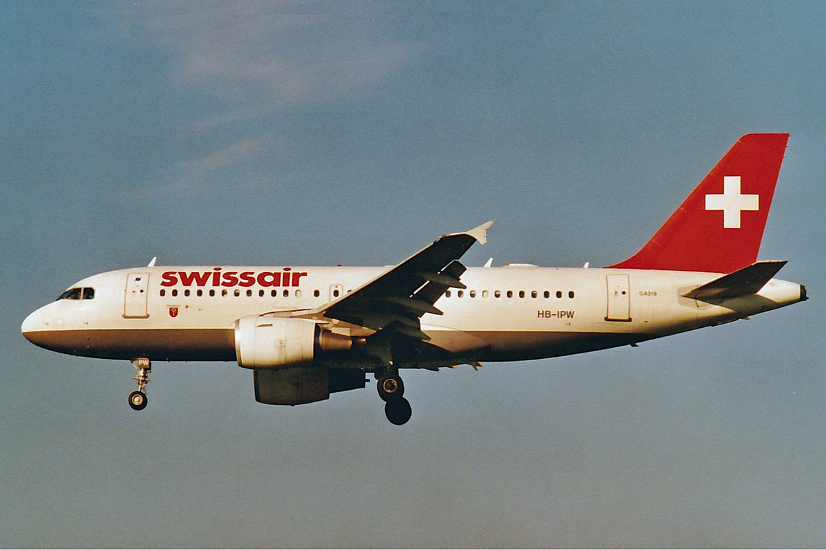 SWISSAIR, HB-IPW, Airbus A319-112, msn: 588,  Steinmaur , Mai 1997, ZRH Zürich, Switzerland. Scan aus der Mottenkiste.