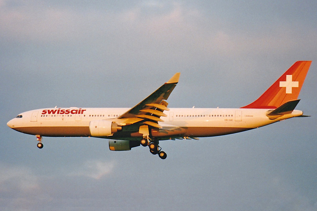 SWISSAIR, HB-IQE, Airbus A330-223, msn: 255, Mai 1999, ZRH Zürich, Switzerland. Scan aus der Mottenkiste.