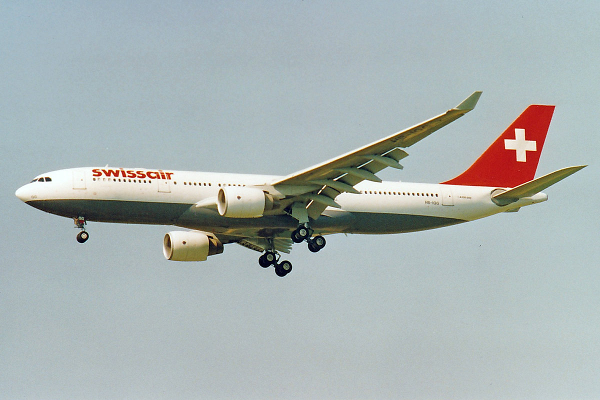 SWISSAIR, HB-IQG, Airbus A330-223, msn: 275, September 1999, ZRH Zürich, Switzerland. Scan aus der Mottenkiste.
