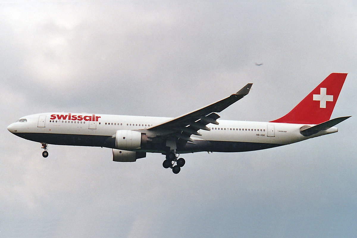 SWISSAIR, HB-IQK, Airbus A330-223, msn: 299, Juli 2001, ZRH Zürich, Switzerland. Scan aus der Mottenkiste.