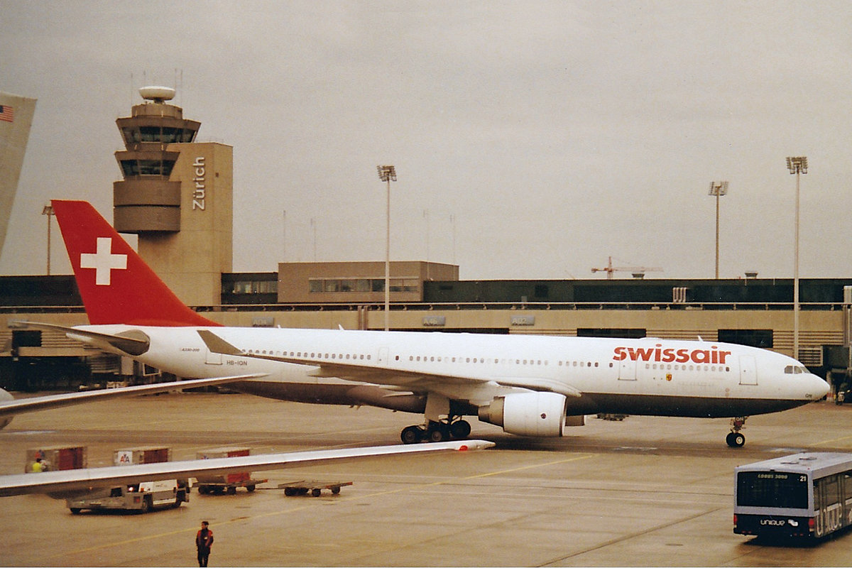 SWISSAIR, HB-IQN, Airbus A330-223, msn: 312, Dezember 2001, ZRH Zürich, Switzerland. Scan aus der Mottenkiste.