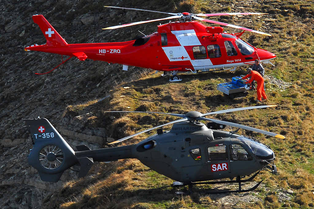 T-358 Eurocopter EC-635 P2 13.10.2010  Im Hintergrund HB-ZRQ REGA Swiss Air Ambulance  Agusta A109SP

 - Axalp 2010