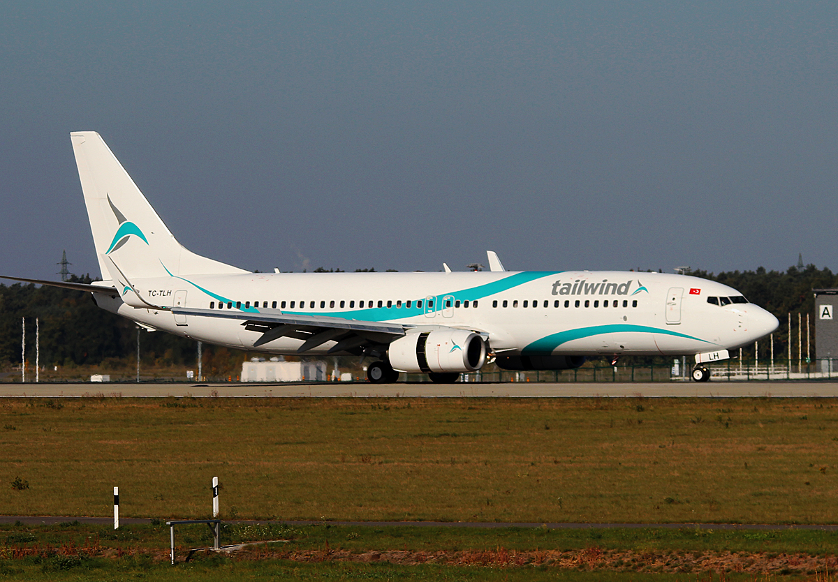 Tailwind B 737-8K5 TC-TLH nach der Landung in Berlin-Schnefeld(BER) am 11.10.2015
