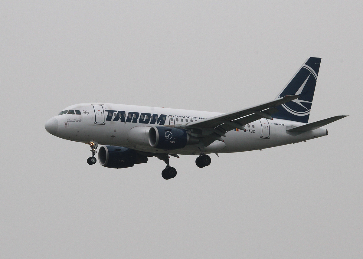 Tarom A 318-111 YR-ASC bei der Landung in Frankfurt am 11.06.2013