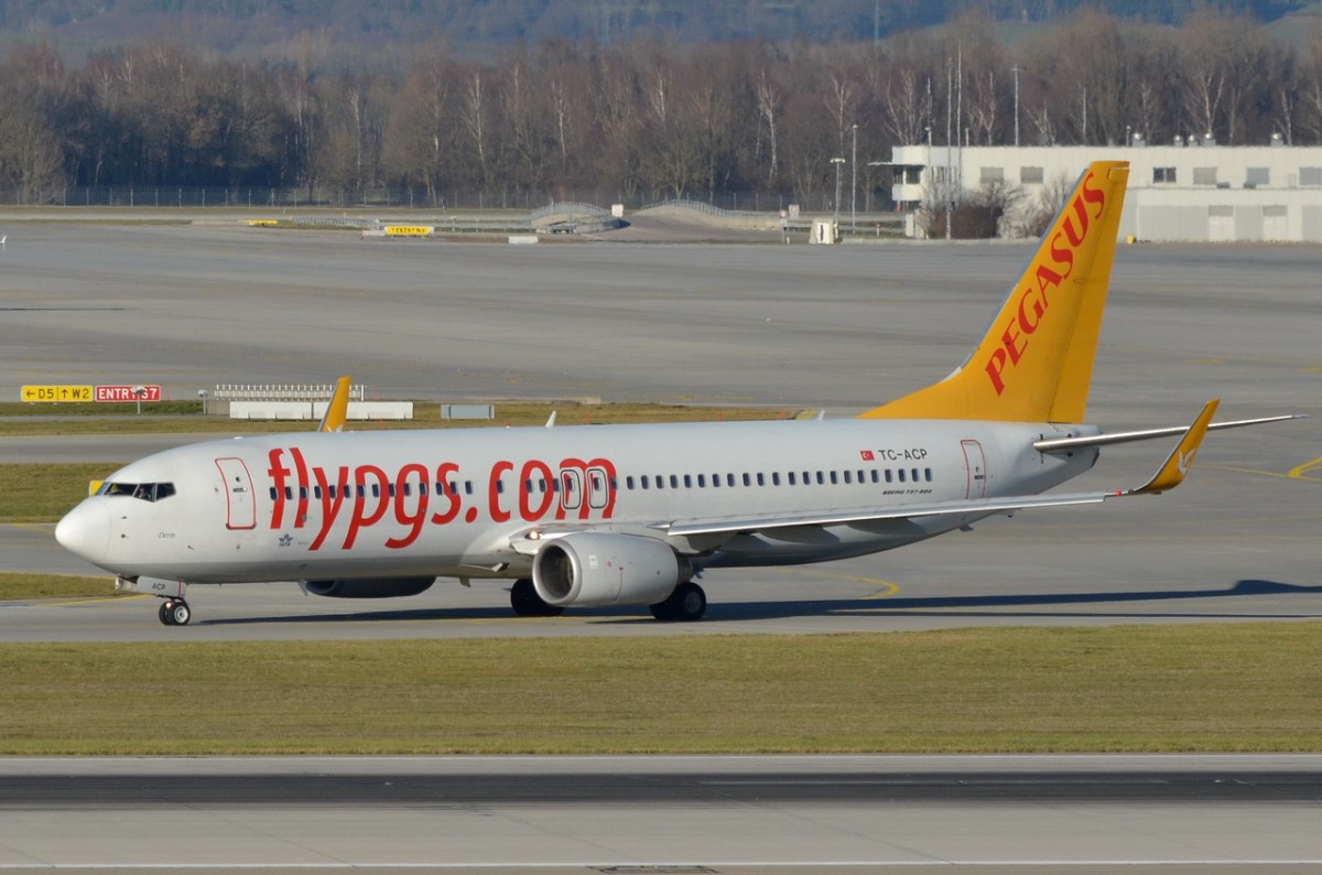TC-ACP Pegasus Boeing 737-82R(WL)  in München am 07.12.2015 zum Start