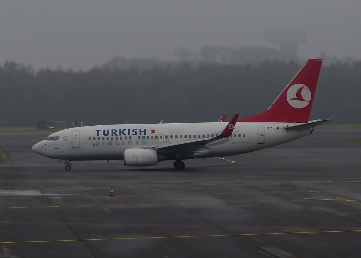 TC-JKK Turkish Airlines Boeing 737-752 auf dem Weg zur Startbahn des Flughafens in Luxemburg.  22.01.2014
