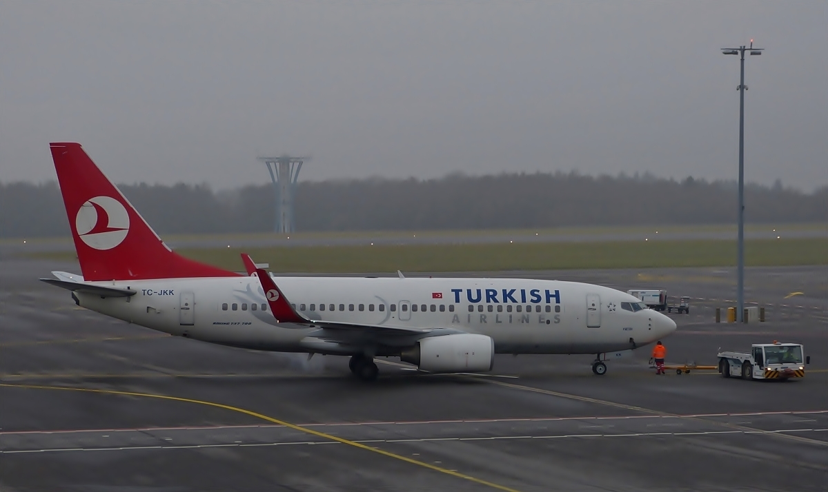 TC-JKK Turkish Airlines Boeing 737-752, wurde vom Gate aufs Rollfeld des Flughafens von Luxemburg geschoben wo nun die Turbinen gestartet werden.  22.01.2014 