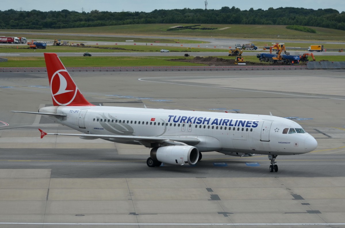 TC-JPC Turkish Airlines Airbus A320-232   in Hamburg zum Gate am 15.06.2015