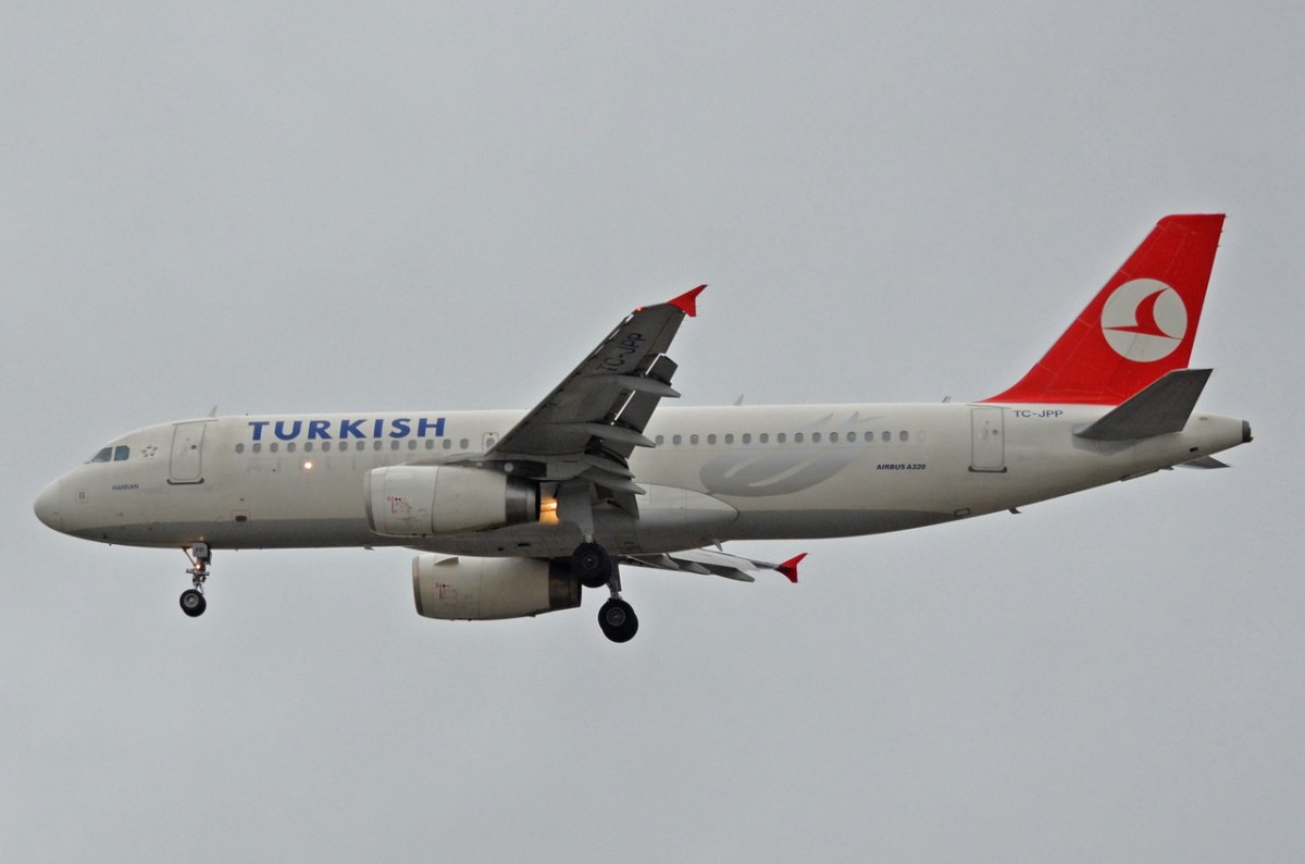 TC-JPP Turkish Airlines Airbus A320-232   Landeanflug auf Tegel am 09.02.2015