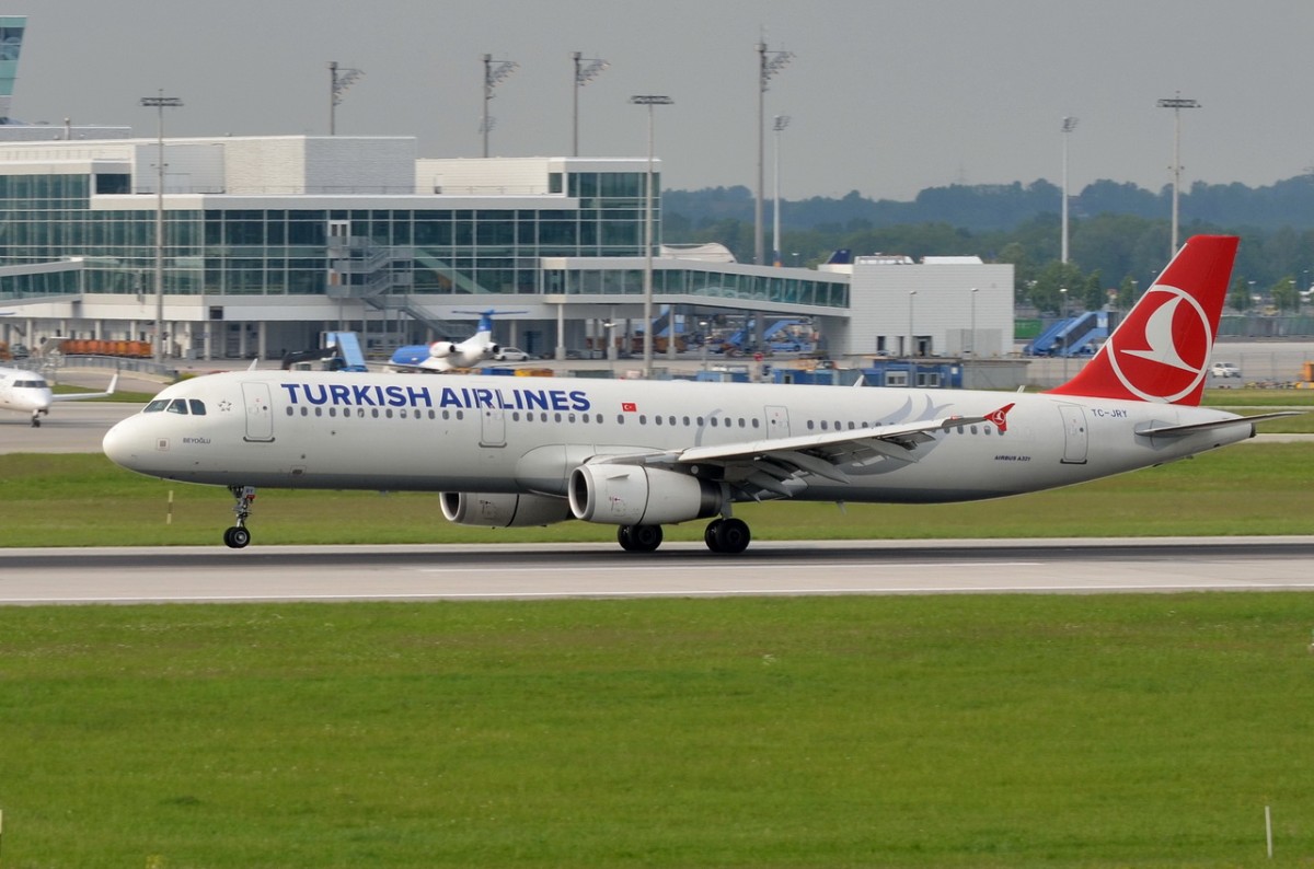 TC-JRY Turkish Airlines Airbus A321-231  Beyoglu  , bei der Landung in München am 14.05.2015