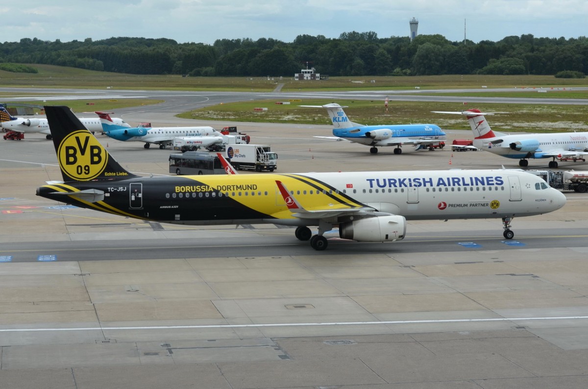 TC-JSJ Turkish Airlines Airbus A321-231(WL)   zum Gate am 19.06.2015 in Hamburg