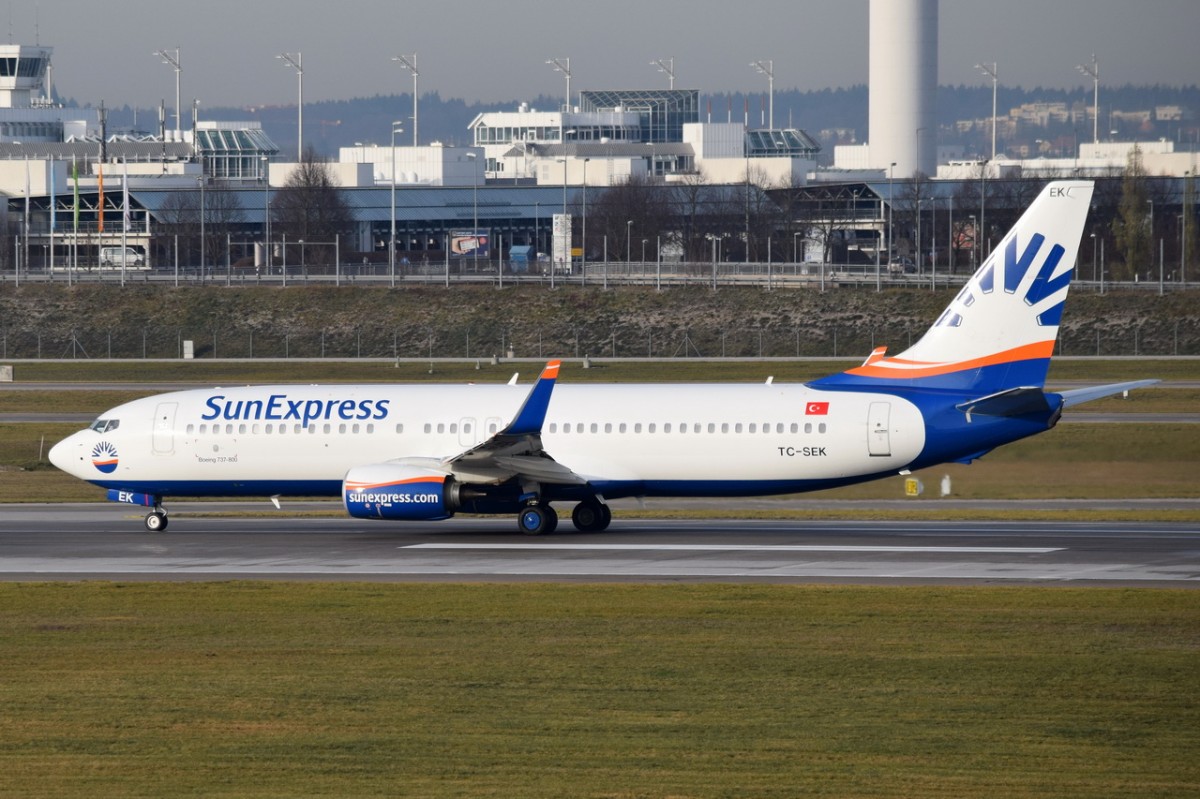 TC-SEK SunExpress Boeing 737-8HC(WL)  in München beim Start am 11.12.2015