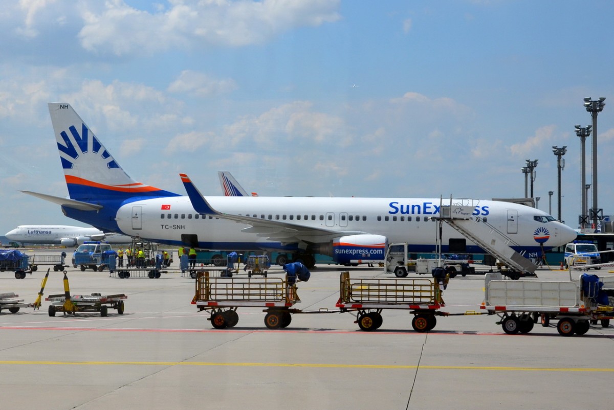 TC-SNH SunExpress Boeing 737-8FH (WL)   während der Abfertigung in Frankfurt 15.07.2014